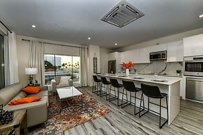 Luxury 2-bedroom Condo Right on the Strip in Palm Beach