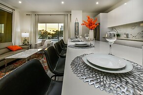 Luxury 2-bedroom Condo Right on the Strip in Palm Beach