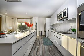 Luxury 2-bedroom Condo Right on the Strip in Palm Beach