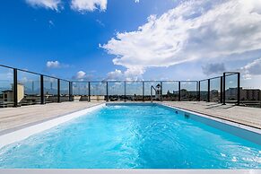 Luxury 2-bedroom Condo Right on the Strip in Palm Beach