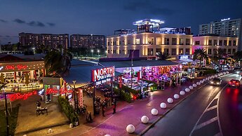 Luxury 2-bedroom Condo Right on the Strip in Palm Beach