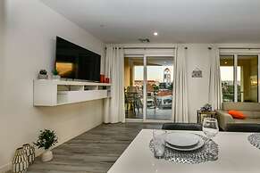 Luxury 2-bedroom Condo Right on the Strip in Palm Beach