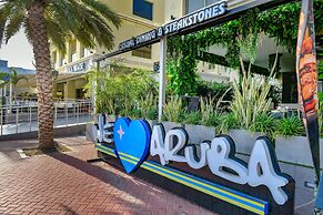 Luxury 2-bedroom Condo Right on the Strip in Palm Beach