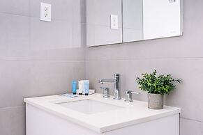 Luxury 2-bedroom Condo Right on the Strip in Palm Beach