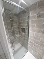 2 Bed Hollywood Movie Themed Apt