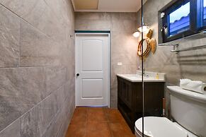 Newly Renovated! Polynesian Themed in Noord!