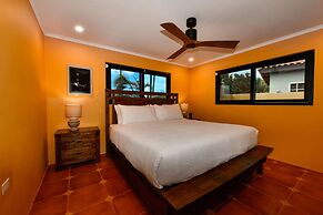 Newly Renovated! Polynesian Themed in Noord!