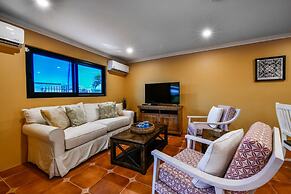 Newly Renovated! Polynesian Themed in Noord!