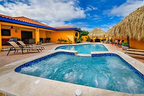 Newly Renovated! Polynesian Themed in Noord!