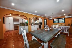 Newly Renovated! Polynesian Themed in Noord!