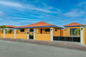 Newly Renovated! Polynesian Themed in Noord!