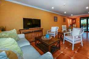 Newly Renovated! Polynesian Themed in Noord!