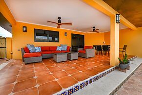 Newly Renovated! Polynesian Themed in Noord!