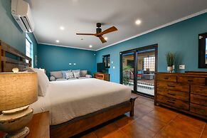 Newly Renovated! Polynesian Themed in Noord!