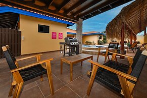 Newly Renovated! Polynesian Themed in Noord!