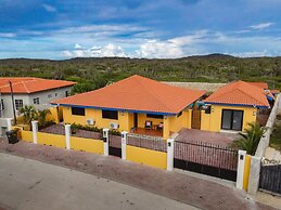 Newly Renovated! Polynesian Themed in Noord!