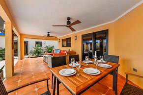 Newly Renovated! Polynesian Themed in Noord!