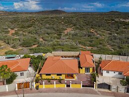 Newly Renovated! Polynesian Themed in Noord!