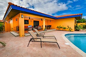 Newly Renovated! Polynesian Themed in Noord!