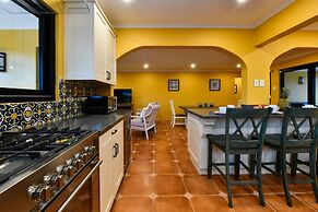 Newly Renovated! Polynesian Themed in Noord!