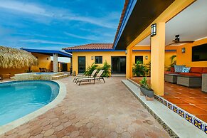 Newly Renovated! Polynesian Themed in Noord!