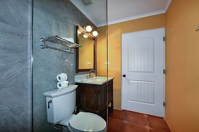 Newly Renovated! Polynesian Themed in Noord!