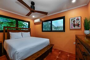 Newly Renovated! Polynesian Themed in Noord!