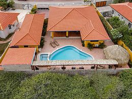 Newly Renovated! Polynesian Themed in Noord!