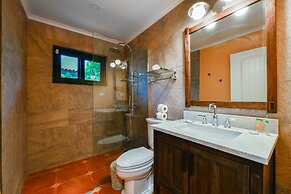 Newly Renovated! Polynesian Themed in Noord!