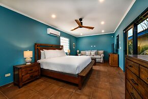 Newly Renovated! Polynesian Themed in Noord!