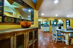 Newly Renovated! Polynesian Themed in Noord!