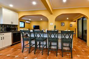 Newly Renovated! Polynesian Themed in Noord!