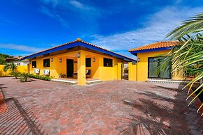 Newly Renovated! Polynesian Themed in Noord!