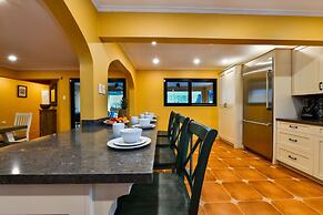 Newly Renovated! Polynesian Themed in Noord!