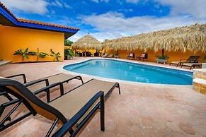 Newly Renovated! Polynesian Themed in Noord!