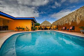 Newly Renovated! Polynesian Themed in Noord!