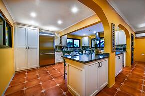 Newly Renovated! Polynesian Themed in Noord!