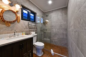 Newly Renovated! Polynesian Themed in Noord!