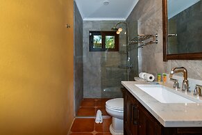 Newly Renovated! Polynesian Themed in Noord!