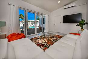 Ocean Front 7-bedroom 7-bath Sunset Views Malmok!