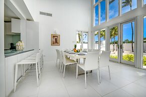 Ocean Front 7-bedroom 7-bath Sunset Views Malmok!