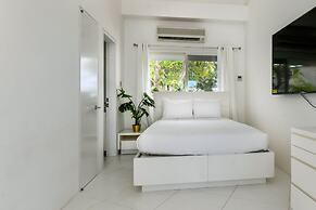 Ocean Front 7-bedroom 7-bath Sunset Views Malmok!