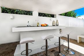 Ocean Front 7-bedroom 7-bath Sunset Views Malmok!