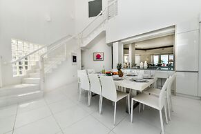 Ocean Front 7-bedroom 7-bath Sunset Views Malmok!