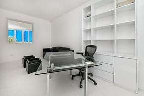 Ocean Front 7-bedroom 7-bath Sunset Views Malmok!