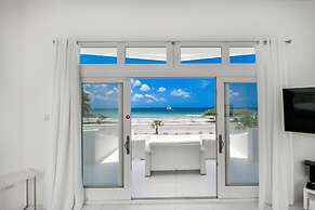 Ocean Front 7-bedroom 7-bath Sunset Views Malmok!