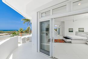 Ocean Front 7-bedroom 7-bath Sunset Views Malmok!