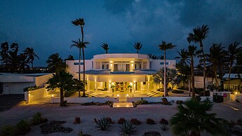 Ocean Front 7-bedroom 7-bath Sunset Views Malmok!