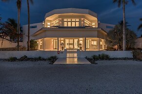 Ocean Front 7-bedroom 7-bath Sunset Views Malmok!