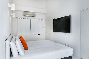 Ocean Front 7-bedroom 7-bath Sunset Views Malmok!